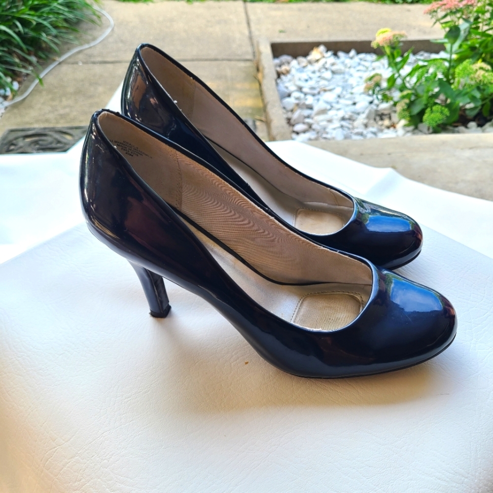 Like New! Shiny Dark Blue Heels size 8.5
